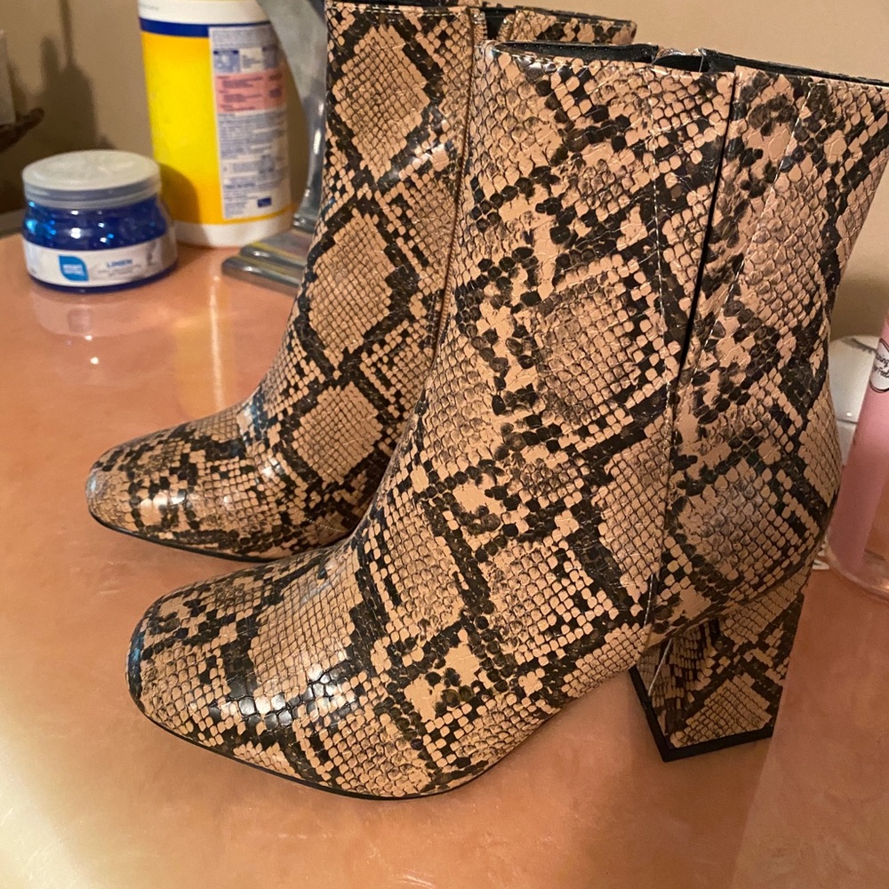 Cute snakeskin boots !